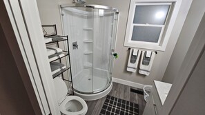 Shower, hair dryer, towels, soap - Large Cozy Home (Happy Valley)