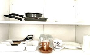 Refrigerador, microondas, parrilla de estufa y cafetera y tetera 