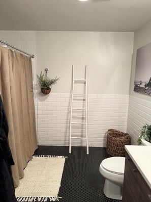 Dusche, Haartrockner, Handtücher, Seife