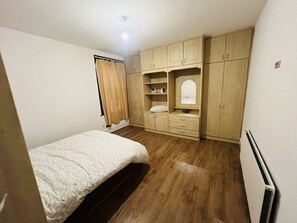 1 غرفة نوم ومكواة/لوح كي وواي فاي وملاءات أسرّة