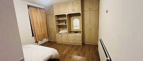 1 habitación, tabla de planchar con plancha, wifi y ropa de cama