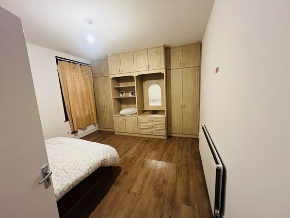 1 غرفة نوم ومكواة/لوح كي وواي فاي وملاءات أسرّة