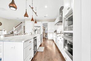 冷蔵庫、電子レンジ、オーブン、コンロ