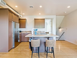 Interior - The Sunrise - 2 Story Suite w/ Red Rock Views (Ivins)