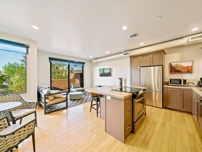 The Sunrise - Upper Floor Suite w/ Red Rock Views