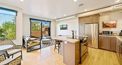 The Sunrise - 2 Story Suite w/ Red Rock Views