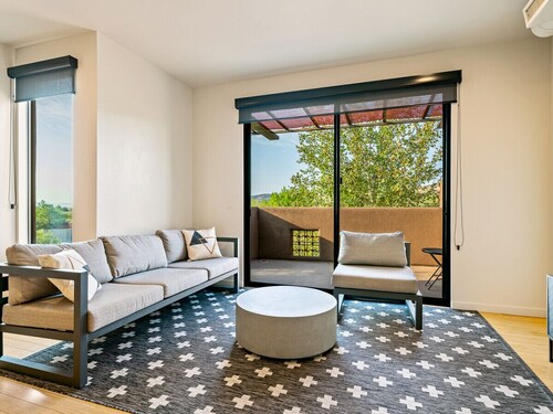 The Sunrise - 2 Story Suite w/ Red Rock Views