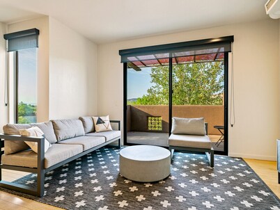 The Sunrise - 2 Story Suite w/ Red Rock Views