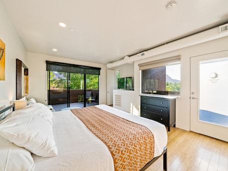 1 bedroom, iron/ironing board, free WiFi, bed sheets. The Nest - Second Floor Studio Suite w/ Red Rock Views