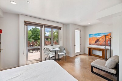 The Blue Moon - Ground Floor Suite w/ Red Rock Views