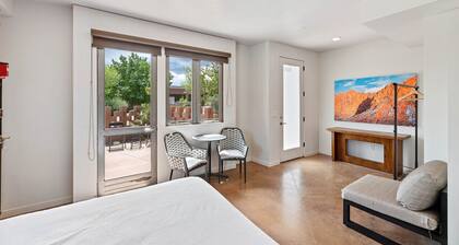 The Blue Moon - Ground Floor Suite w/ Red Rock Views