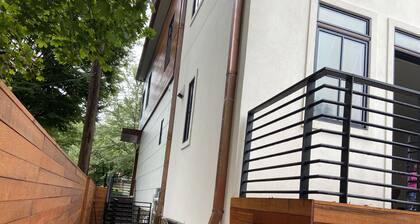 Luxury City 2bed/2bath Apt Sleeps 5 walk to Metro
