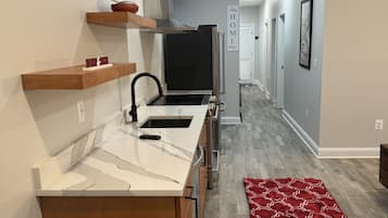 冷蔵庫、電子レンジ、オーブン、コンロ