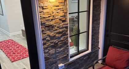 Luxury City 2bed/2bath Apt Sleeps 5 walk to Metro