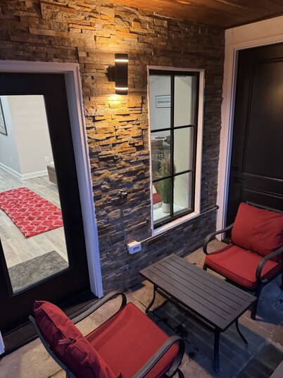 Luxury City 2bed/2bath Apt Sleeps 5 walk to Metro