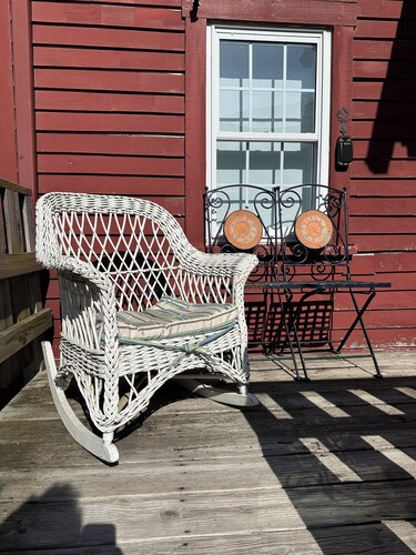 Captain's 2BR Apt. Best value, Near everything, large yard, treehouse. No fees. 