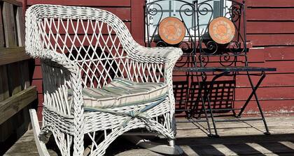 Captain's 2BR Apt. Best value, Near everything, large yard, treehouse. No fees.