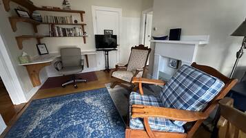 Een smart-tv en een computerscherm