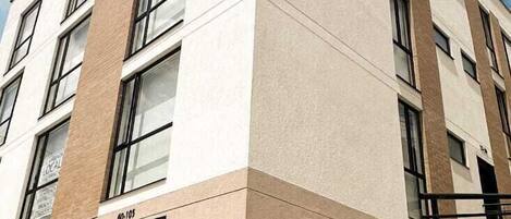 Vista frontal de la propiedad