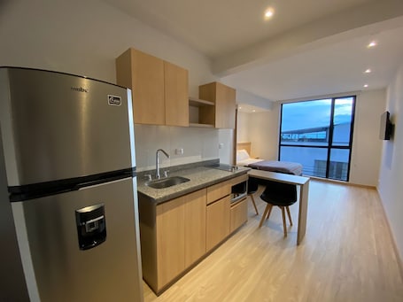 1 habitación, decoración personalizada, muebles diferentes y escritorio