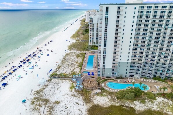 På stranden, solstolar och strandhanddukar