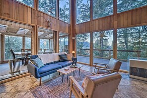 TV, fireplace, stereo, offices - Swanhouse. Waterfront home. Walk to trails! (Seldovia)