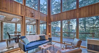 Swanhouse. Waterfront home. Walk to trails!