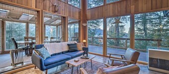 Swanhouse. Waterfront home. Walk to trails!