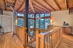 Interior - Swanhouse. Waterfront home. Walk to trails! (Seldovia)