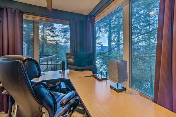 Interior - Swanhouse. Waterfront home. Walk to trails! (Seldovia)