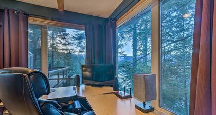 Swanhouse. Waterfront home. Walk to trails!