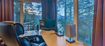 Swanhouse. Waterfront home. Walk to trails!