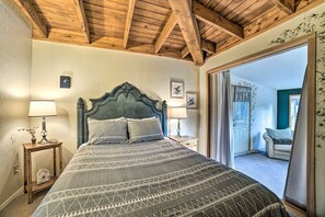 5 bedrooms, desk, iron/ironing board, free WiFi