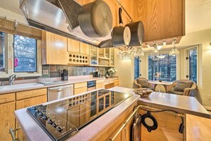 Fridge, microwave, oven, stovetop - Swanhouse. Waterfront home. Walk to trails! (Seldovia)