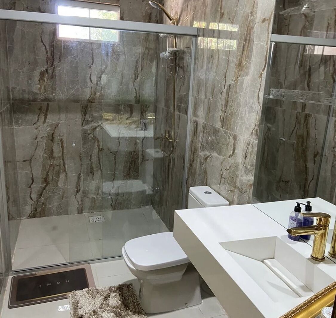 Dusj, hårføner, såpe og sjampo