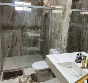 Suihku, hiustenkuivaaja, saippua, sampoo