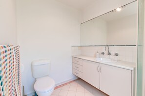 Douche, sèche-cheveux, serviettes fournies, savon