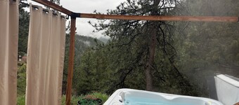 Views, Rafting, Skiing, Tubing, Casinos, Zipline, Hiking, EV, Hot Tub