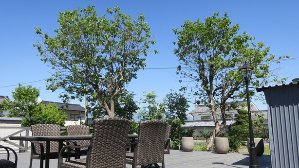 An outdoor patio with wicker furniture and a lamp post. - 5 minutes from Azumino Interchange! Ideal for families and groups staying together! A private old house that can accommodate up to 14 people in 5 bedrooms! Barbecue available on the terrace! (AZUMINO-CITY TOYOSHINA TAZAWA)