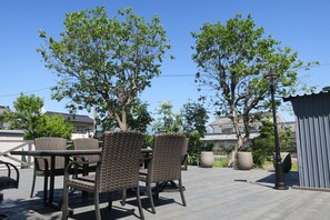 An outdoor patio with wicker furniture and a lamp post. - 5 minutes from Azumino Interchange! Ideal for families and groups staying together! A private old house that can accommodate up to 14 people in 5 bedrooms! Barbecue available on the terrace! (AZUMINO-CITY TOYOSHINA TAZAWA)