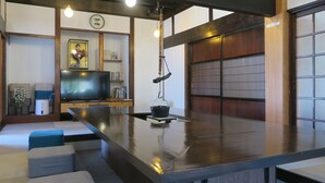 A modern kitchen with a large island, built-in appliances, and a dining area with seating. - 5 minutes from Azumino Interchange! Ideal for families and groups staying together! A private old house that can accommodate up to 14 people in 5 bedrooms! Barbecue available on the terrace! (AZUMINO-CITY TOYOSHINA TAZAWA)