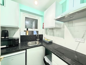 Fridge, microwave, oven, stovetop - The Little Guest House (F1) (London)