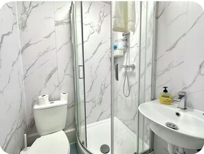 Shower, hair dryer, towels, soap - The Little Guest House (F1) (London)