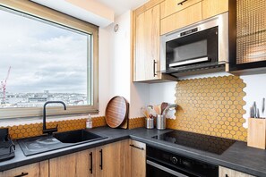 Fridge, microwave, oven, dishwasher - GuestReady - City Lights Retreat near the Bastille (Paris)