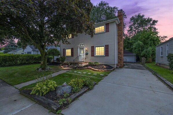 Exterior - Spacious 5BR/2BA-5x55" TV-Super
Fast Fiber Internet-Royal Oak DT-Prime Location (Royal Oak)