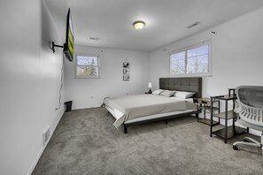 5 bedrooms, desk, iron/ironing board, free WiFi - Spacious 5BR/2BA-5x55" TV-Super
Fast Fiber Internet-Royal Oak DT-Prime Location (Royal Oak)