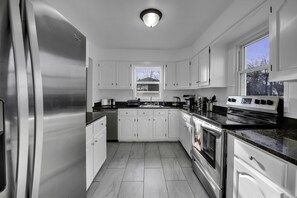 Fridge, microwave, oven, stovetop - Spacious 5BR/2BA-5x55" TV-Super
Fast Fiber Internet-Royal Oak DT-Prime Location (Royal Oak)