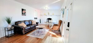 Smart TV, fireplace - Spacious 5BR/2BA-5x55" TV-Super
Fast Fiber Internet-Royal Oak DT-Prime Location (Royal Oak)