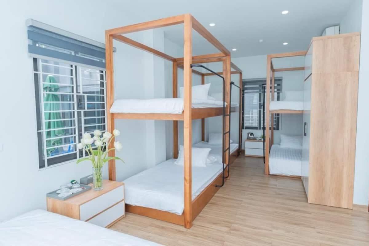 Desk, soundproofing, free WiFi, bed sheets