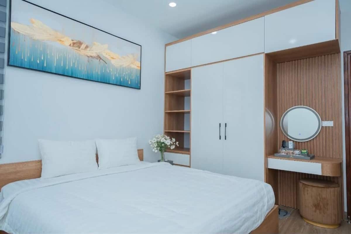Escritorio, sistema de insonorización, wifi gratis y ropa de cama